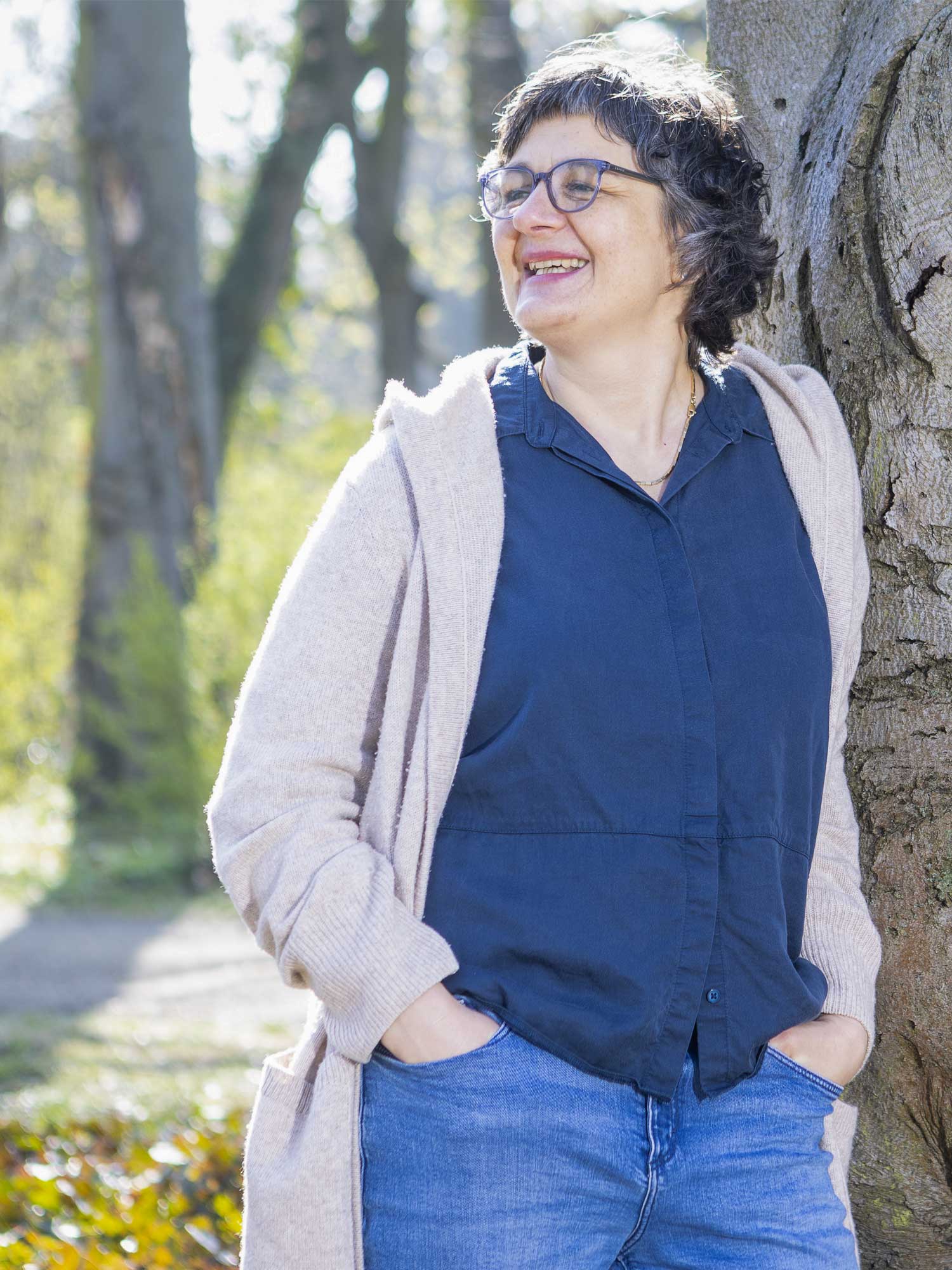 Manuela Lißina-Krause im Freien an einem Baum
